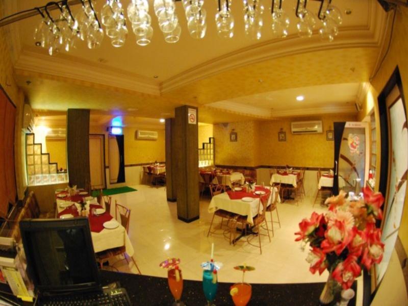 Oyo 17332 Hotel Nana'S Daman Kültér fotó